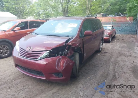 2015 Toyota Sienna Le 8 Passenger z USA, uszkodzony, nr VIN 5TDKK3DC5FS576035